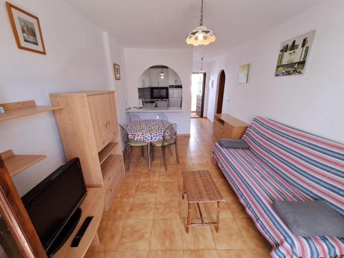 - un salon avec un canapé et une table dans l'établissement Apartamentos Aldeas de Taray V.v., à La Manga del Mar Meno