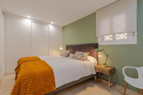 Postel nebo postele na pokoji v ubytování Front line beach apartment 2 bedr