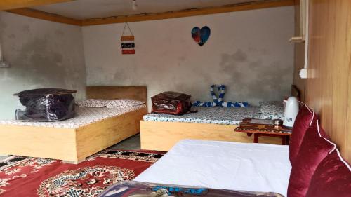 een kamer met 2 stapelbedden in een kamer bij Palmajua Arivik Homestay in Bijanbāri Bāzār