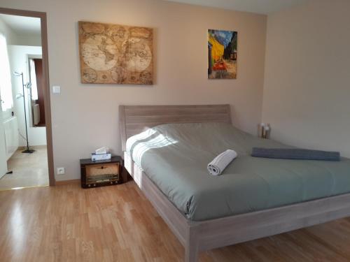 a bedroom with a bed in a room at Casa Mia, chambre privée en Provence in LʼIsle-sur-la-Sorgue
