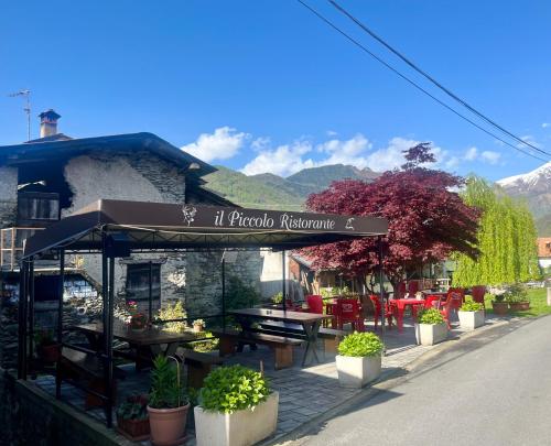 a restaurant with a sign that reads il trappe restaurant at Hotel del Falco in Gravedona