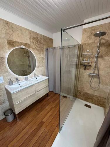 une salle de bain avec une douche, un lavabo et un miroir dans l'établissement Magnifique mas provençal avec piscine au centre de Goudargues, à Goudargues