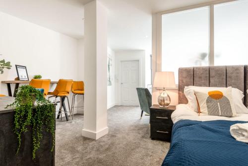 sypialnia z łóżkiem, stołem i krzesłami w obiekcie Modern Studio Apartment in Central Rotherham w mieście Rotherham