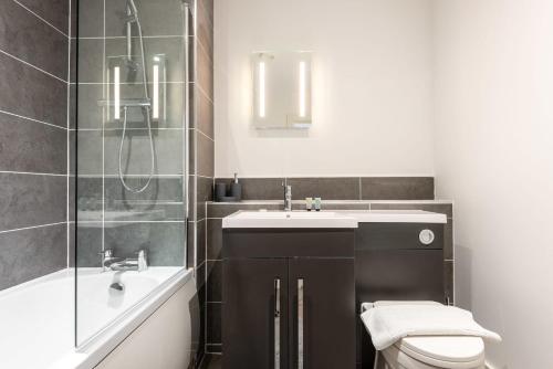 uma casa de banho com um WC, um lavatório e um chuveiro em Modern Studio Apartment in Central Rotherham em Rotherham