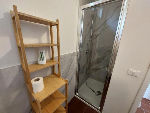 uma casa de banho com um chuveiro e um rolo de papel higiénico em Ai Cerri em Cinquale