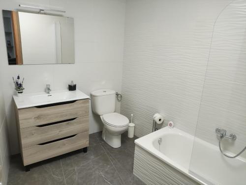 La salle de bains est pourvue de toilettes, d'un lavabo et d'une baignoire. dans l'établissement Casa del Castillo, à Caravaca de la Cruz