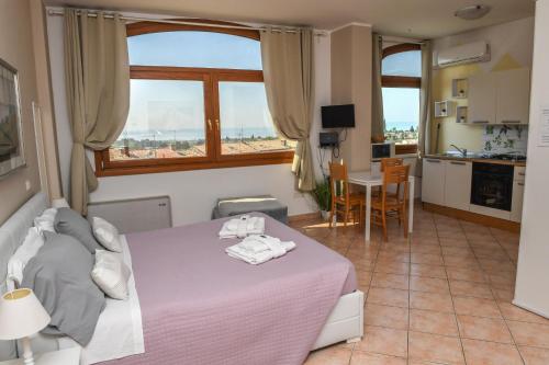 een slaapkamer met een bed en een groot raam bij Home Suite Home in Cavaion Veronese