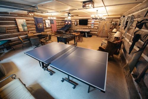 tavolo da ping pong al centro di una stanza di Royal Stag Ausable a Five Corners