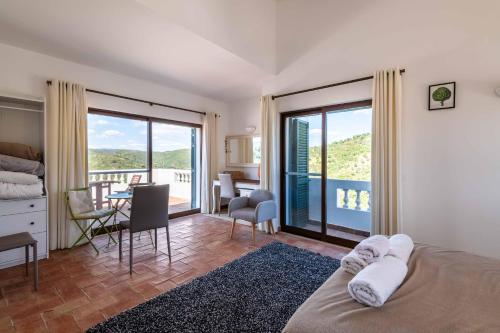 Un dormitorio con una cama y vista a un balcón. en Villa Eiras Altas by Portucasa, en Corte Vidreiro
