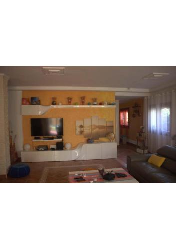 Marinazur في السعيدية: غرفة معيشة مع أريكة وتلفزيون بشاشة مسطحة