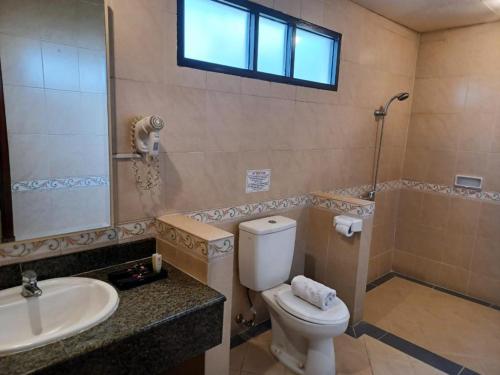ein Bad mit einem WC und einem Waschbecken in der Unterkunft 3PUTRA HOTEL JAKARTA in Jakarta