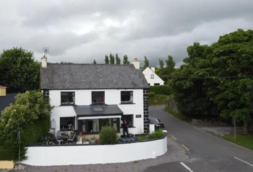 uma casa no meio de uma estrada em St Martins Old Schoolhouse Ballyroe Tralee em Tralee