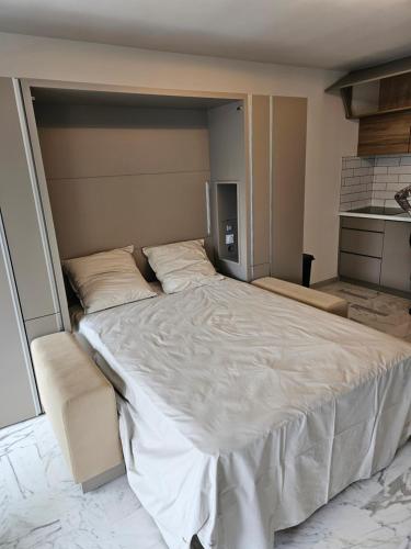 une chambre avec un grand lit blanc avec deux oreillers dans l'établissement Cannes proximité Palais des Festival et Croisettes, à Cannes