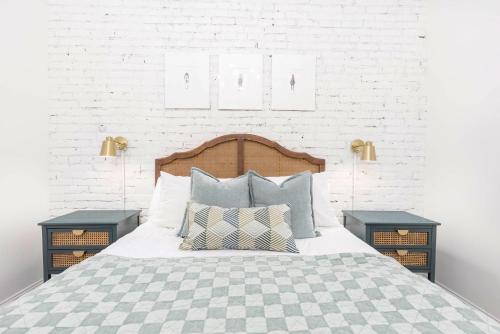 מיטה או מיטות בחדר ב-Decadent Cityscape Retreat