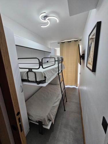 Cette chambre comprend 2 lits superposés et un couloir. dans l'établissement Cannes proximité Palais des Festival et Croisettes, à Cannes