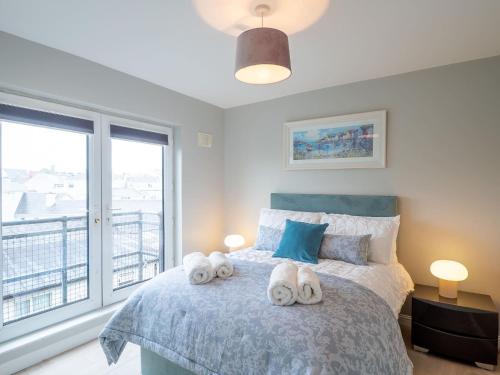 a bedroom with a bed with towels on it at Eve's Townhouse in Clifden