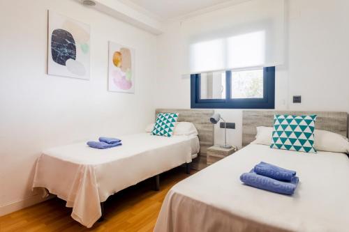 Cette chambre comprend 2 lits et une fenêtre. dans l'établissement Espectacular Terraza Altea Beach, à Altea
