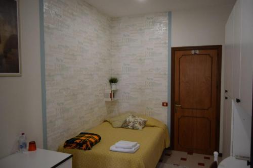 ein kleines Schlafzimmer mit einem Bett mit Handtüchern darauf in der Unterkunft B&B Cactus in Giardini-Naxos