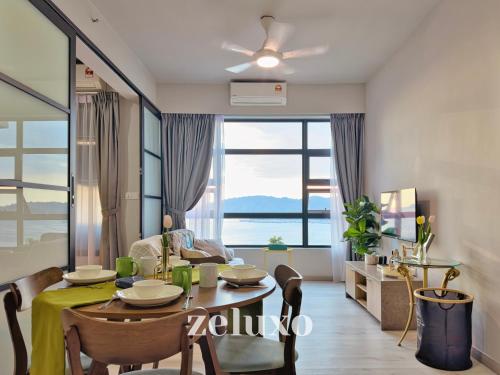 - un salon avec une table à manger et une salle à manger dans l'établissement #1 Jesselton Quay City Pads Seaview by Zeluxo, à Kota Kinabalu