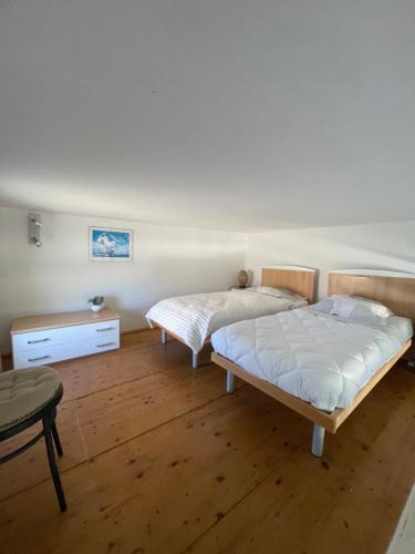 - une chambre avec 2 lits et une table dans l'établissement Brisa di mare, à Lumio