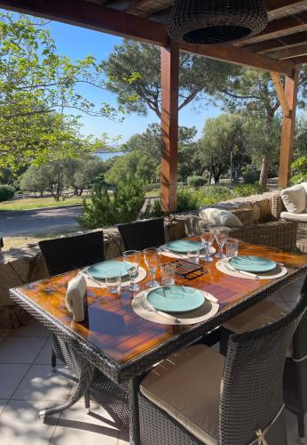 - une table avec des verres à vin sur la terrasse dans l'établissement Brisa di mare, à Lumio