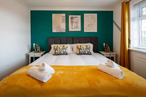 Säng eller sängar i ett rum på Wellsway House by Cliftonvalley Apartments