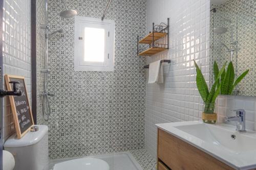 La salle de bains est pourvue de toilettes, d'un lavabo et d'une fenêtre. dans l'établissement Cortijo Fernando, à Frigiliana