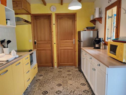 A kitchen or kitchenette at Cabin No 7 Annecy Lake