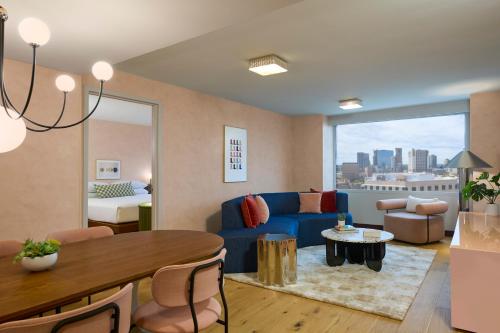 Χώρος καθιστικού στο Downright Austin, A Renaissance Hotel