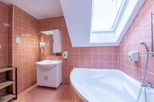 Un baño de Szinbád Hotel