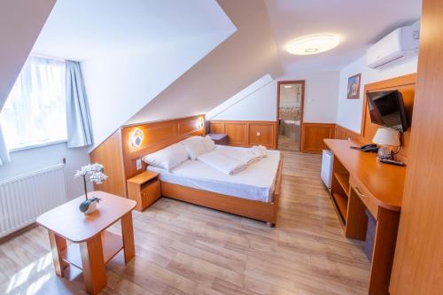 Una cama o camas en una habitación de Szinbád Hotel