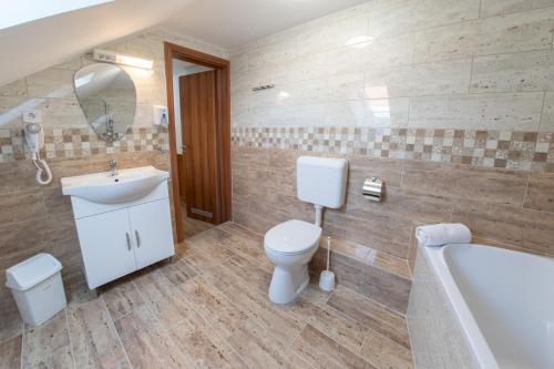 Un baño de Szinbád Hotel