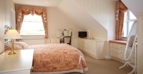 1 dormitorio con 1 cama, vestidor y ventana en Jackie's Cottage, en Claddaghduff