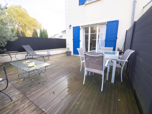 a patio with a table and chairs on a deck at TEA&CHILL- Les Bluets - house with 2 terraces in Noisy-le-Sec