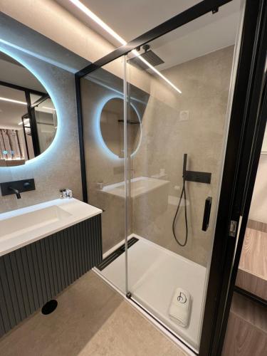 uma casa de banho com um chuveiro e um lavatório. em Dom João Glamour Hotel em Lisboa