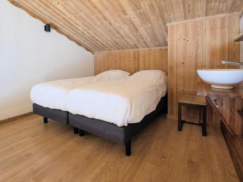 מיטה או מיטות בחדר ב-Atmosphere Lodge