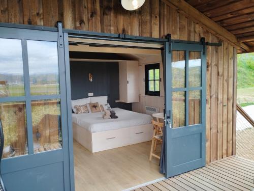 Camping Domaine de Senaud في Albon: غرفة نوم مع سرير داخل حضيرة