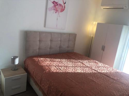 Schlafzimmer mit einem Bett mit einer roten Tagesdecke in der Unterkunft 3 pièces 2 SDB centre de Cannes in Cannes