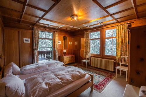 sypialnia z 2 łóżkami w pokoju w obiekcie Chalet Surselva w mieście Arosa