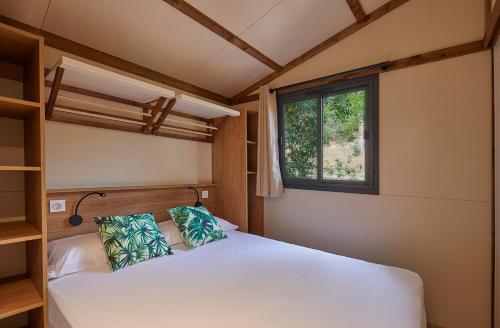 Postel nebo postele na pokoji v ubytování Camping Cala Pola