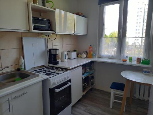 a small kitchen with a stove and a sink at zwykłe mieszkanie dla zwykłych ludzi in Wałbrzych