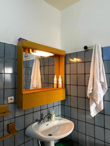 a bathroom with a sink and a mirror at Appartement 1 chambre, 1 salon, 1 balcon, Immeuble T Bella, Calafatas, Yaoundé in Yaoundé