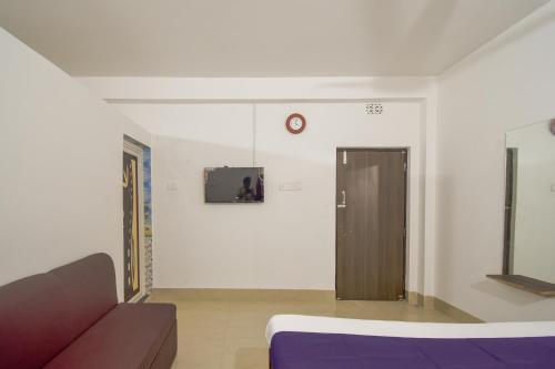 Una televisión o centro de entretenimiento en Eden Hotel