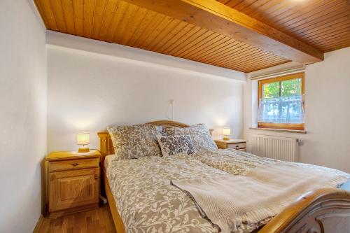 een slaapkamer met een bed en 2 lampen op nachtkastjes bij Haus Maria in Laufen