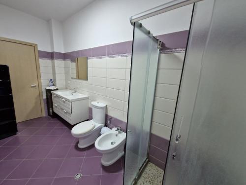 Appartamento Perla في فلوره: حمام مع مرحاضين ومغسلة