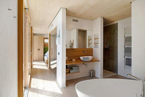 uma casa de banho com uma banheira e um lavatório em Bodensee Oberschwaben em Horgenzell