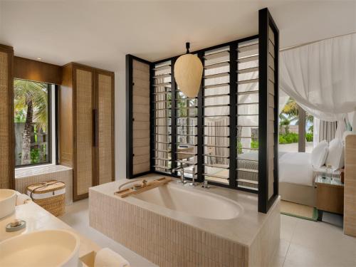 Ένα ή περισσότερα κρεβάτια σε δωμάτιο στο Six Senses Kanuhura