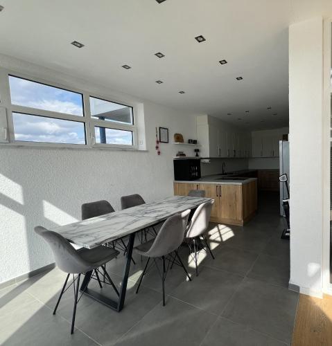 Una cocina o cocineta en The Architect's House