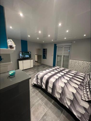 une chambre avec un grand lit et une télévision dans l'établissement Chez Amandine, à Osne-le-Val