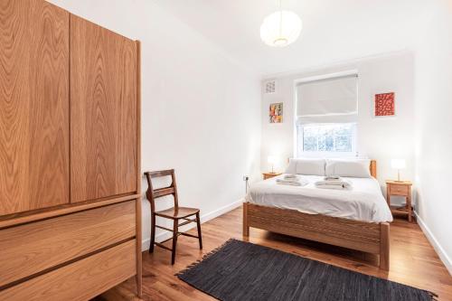 um quarto com uma cama e uma cómoda em Central London Beautiful 2bed em Londres